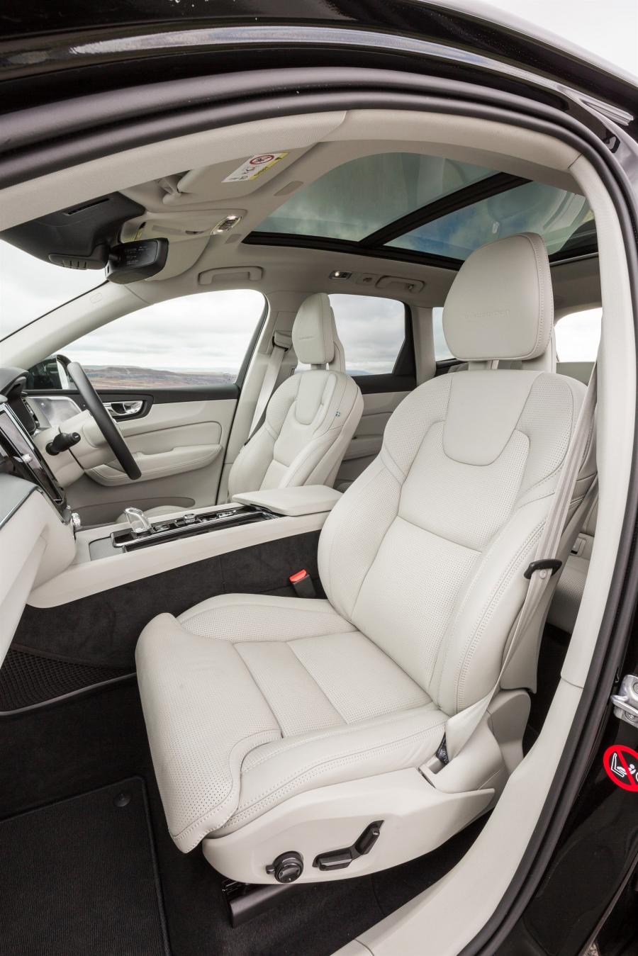 Интерьер Volvo XC60 T8 Inscription 2017 года  (UK) (фото 21 из 40)